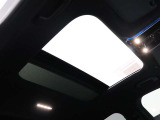 【開放的なサンルーフ】閉塞的な空間になりがちな車内の中で、開放感を与えてくれるサンルーフは大人気の装備です!