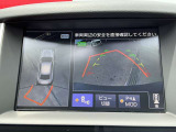 クルマを上空から見下ろしているかのように、状況を把握できます。4つのビュー「トップ・フロント・サイド・バックビュー」を切り替えることで狭い場所でも周囲が映像で確認できます。
