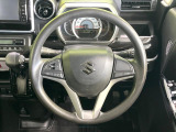 インテリアに合わせたデザインのステアリングは、運転される方のことも考え、運転しやすい形状、大きさです。是非一度、実際に触ってお確かめください。