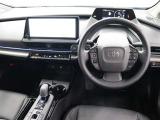 視線を前方に誘導する、トップマウントメーターを起点とし、安全確認がしやすく、運転に集中できる構成に。最大限走りの良さを楽しむことができます。