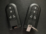 スマートキーを装備しています☆カギをカバンやポケットに入れて頂いた状態でドアロックの開閉やエンジンスタートをして頂けますよ!とても便利な装備です!
