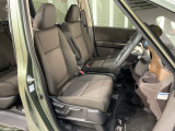 乗降がしやすい運転席。高さが調節できて小柄な方でも運転しやすいポジションをとることができます。
