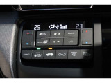 運転席と助手席の温度設定の変更が可能な左右独立タイプのデュアルエアコンです♪♪♪暑がりな人・寒がりな人も誰もが車内を快適にお過ごしいただけます♪♪♪