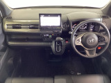 車内は光触媒抗菌消臭施工済です。インパネ周りはスタイリッシュなデザインで機能や装備も充実しています。グローブボックスやカップホルダーのほかにトレーなどたくさんの収納スペースが付いています。