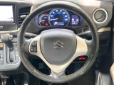 インテリアに合わせたデザインのステアリングは、運転される方のことも考え、運転しやすい形状、大きさです。是非一度、実際に触ってお確かめください。