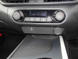 車内の室温を自動で一定に保ってくれる便利なオートエアコンが付いています。温度を設定するとクルマがエアコン噴出し温度を上げたり下げたり風量を変えたりしてくれるので運転に集中が出来ますよ。