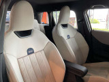 MINIのシートは体を包み込むようなデザインになっているので長時間運転しても疲れにくい設計です。