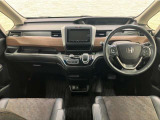 操作性に優れた運転席となります!小物入れや各ボタンの配置にこだわり、使いやすいです!座り心地もよく視認性も良好なのでロングドライブもお任せ下さい!