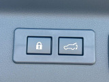 【パワーバックドア】スマートキーや運転席のボタンを押すだけでリアゲートが自動で開閉します!荷物を持っている時や、高い位置にあるバックドアを閉める際に便利な機能です♪