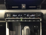 【オートエアコン】一度お好みの温度に設定すれば、車内の温度を検知し風量や温度を自動で調整。暑い&hellip;寒い&hellip;と何度もスイッチ操作をする必要はありません。快適な車内空間には必須の機能ですね♪