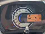 シンプルで見やすいメーターまわり。視認性が高く、運転中も情報がひと目で確認できます。