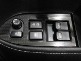 運転席のパワーウインドスイッチで全席窓の開閉・ロック操作ができます。