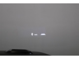 ヘッドアップディスプレイ(HUD)です。運転に必要な情報をフロントガラスの視野内に投影することで視線を外さず確認できます。視線移動や焦点調節が少なくて済むので安全性の向上に貢献します。
