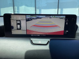 狭い場所での駐車やすれ違いなどでより的確な運転操作に役立つ360&deg;ビューモニターが装備されています。
