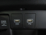 12V電源ソケットを設置しております。周辺機器の充電にご利用頂けます。便利なUSBジャックも付いています。
