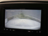 目視では確認しづらい車両後方を表示するバックモニターが装備されています。スムーズな車庫入れや縦列駐車をサポートします。