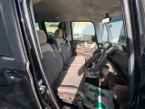 フロントシートのお写真です。 広い足元と、ゆったり座れるシートは長時間の運転でも疲れにくくなっております♪