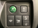 Hondaセンシング用の、VSA(ABS+TCS+横滑り抑制)解除と路外逸脱抑制機能のオンオフスイッチなどはハンドルの右側に装備しています。燃費に役立つECONボタンもここです。