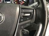 ステアリングスイッチ付きで、運転中に視線を前に向けたまま操作できます。