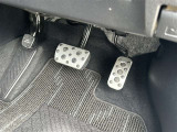 特別仕様車専用のアルミペダルを装着。