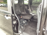 折りたたみ式のシートバックテーブルは限られた空間を有効活用。車内の家族時間をもっと快適に。休憩時のちょっとした小物置に使える、前席背面の格納式テーブルが付いていま