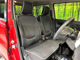 運転席まわりには十分なスペースがあり、大柄な方でもゆったり運転していただける環境です。