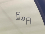 【ブラインドスポットモニター】走行中、ドアミラーの死角になりやすい箇所に後続車が接近するとサイドミラーのレンズに警告を表示!ドライバーに注意喚起をしてくれます。