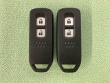 スマートキーを装備しています。鍵を差し込むことなくドアロックの開け閉めと、スタートボタン操作でのエンジンスタートができます。スペアキーも同じものを用意しております。