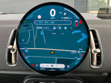 円形有機ELセンターディスプレイ、ミュージックサーバー、Bluetooth、ハンズフリーフォン付。