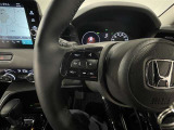 ステアリングスイッチ付きで、運転中に視線を前に向けたまま操作できます。