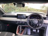 ご覧のように、視界が広く運転しやすいように設計されています。また、フルオートエアコンで快適です。