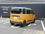 全周囲カメラが付いています。後ろはもちろん隣の駐車ラインまで見れますので車庫入れが簡単で楽しくなりそうです。