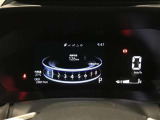 スタイリッシュなデザインのインパネ。各操作スイッチは使いやすい位置に配置されてます。