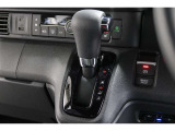 インパネシフトだから視線の移動も少なく足元もスッキリ♪運転席もゆったりしているのでゆとりを持ってドライブできますね!