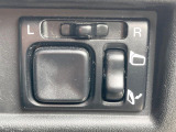 【電動格納ミラー】サイドミラーは電動格納式となっており、狭い駐車場でもキズがつくリスクを抑えられます。