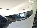 【LEDヘッドライト】悪天候や夜間走行時も良好な視界を確保し安心して運転できる高輝度LEDヘッドライトを装備!点灯速度が早く、消費電力も抑えられています。
