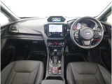 ■視界良好で運転しやすいコックピットです。シンプルで操作性の良いインパネ回りにデザインされ、SUBARUは安全性能に徹底的にまでこだわった視界設計を行っています。