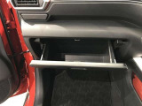 グローブボックス。