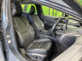 運転席まわりには十分なスペースがあり、大柄な方でもゆったり運転していただける環境です。