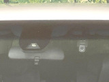 【ホンダセンシング】走行中に前方の車両等を認識し、衝突しそうな時は警報とブレーキで衝突回避と被害軽減をアシスト。より安全にドライブをお楽しみいただけます。
