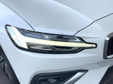 【LEDヘッドライト】明るく眩しいハイビームを先行車や対向車に照射しないオートハイビームを備えたLEDヘッドライト。北欧神話に登場するトールハンマーをモチーフにした、一目でボルボとわかるデザイン。