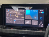 10インチの大型全面タッチスクリーンを搭載。ナビシステムの範囲を超えて車両を総合的に管理できるインフォテイメントシステムです。