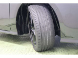 タイヤサイズはハイスペックな 215/45R17。