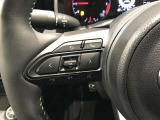 【ステアリングスイッチ】運転中に視線を前に向けたまま画面の操作できます。