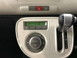 オートエアコン付きで、車内を快適な温度に自動調整します。