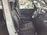 運転席には、シートの前後スライド、リクライニングを調整できるパワーシートを備えています。ドライバーに合せ最適なポジションが設定できます。