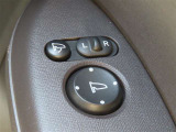 日本の駐車場は幅が広くないところが多くて、乗り降りが大変だったりしますよね。電動ミラーがあれば、室内でミラーをたためるので、駐車するときも便利ですね。