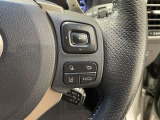 ステアリングスイッチ付きで、運転中に視線を前に向けたまま操作できます。
