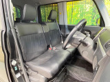 運転席まわりには十分なスペースがあり、大柄な方でもゆったり運転していただける環境です。