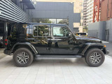 ホイールアーチが台形なのはJeepのみのデザインになり、ここを見てもJeepとすぐ分かります!